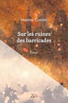 Couverture du roman de Martine Gasnier "Sur les ruines des barricades" représentant des bâtiments en feu, des corps au sol, des ruines